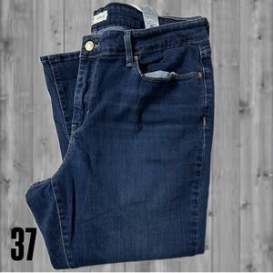 Signature by Levi Strauss Capri Jeans Size 16W, Semi-Distressed, Stretchy. (37)